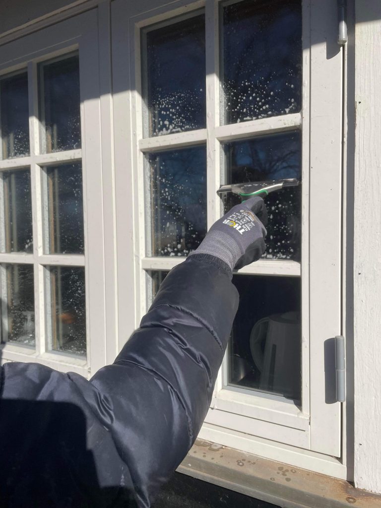 Traditionel vinduespudsning med Svanemærket sæbe